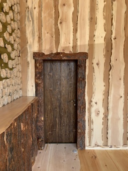 Кедровая дверь под старину